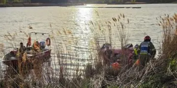 Samochód z czterema osobami w stawie. Wezwano śmigłowce LPR