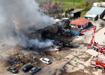 W Słupnie spłonęła hala. Na miejscu kilkanaście zastępów