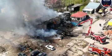 W Słupnie spłonęła hala. Na miejscu kilkanaście zastępów