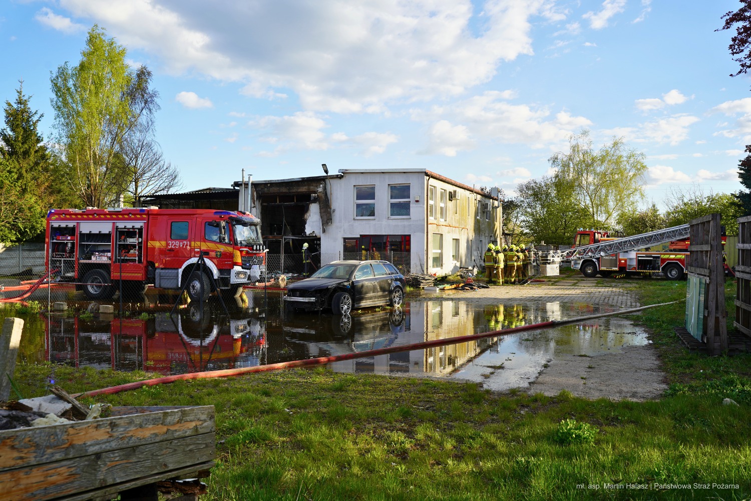 Strażacy dogaszają pożar hali w Luboniu