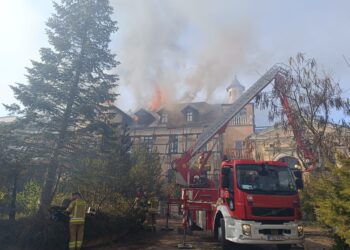 Pożar pałacu w Garbiczu. Z ogniem walczy ponad 20 zastępów