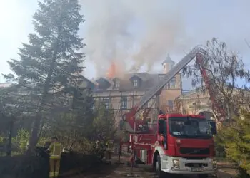 Pożar pałacu w Garbiczu. Z ogniem walczy ponad 20 zastępów