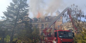Pożar pałacu w Garbiczu. Z ogniem walczy ponad 20 zastępów