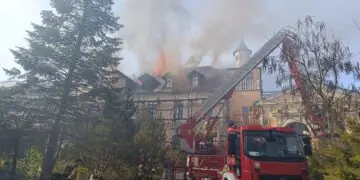 Pożar pałacu w Garbiczu. Z ogniem walczy ponad 20 zastępów