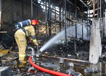 Strażacy dogaszają pożar hali w Luboniu