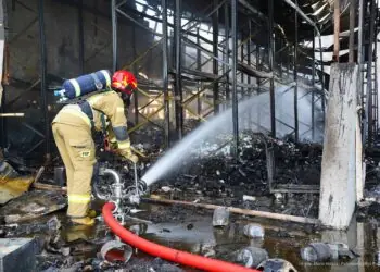 Strażacy dogaszają pożar hali w Luboniu