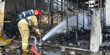 Strażacy dogaszają pożar hali w Luboniu