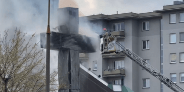 Pożar krzyża przed kościołem w Warszawie