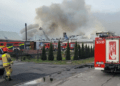 Pożar hali produkcyjnej w Dziardonicach. Trwa akcja strażaków