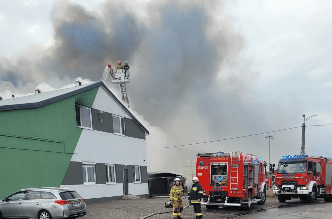 Pożar hali produkcyjnej w Dziardonicach. Trwa akcja strażaków