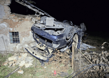 19-latek dachował BMW i uderzył w budynek