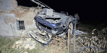 19-latek dachował BMW i uderzył w budynek