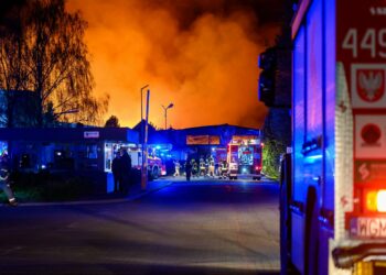 W Bramkach spłonęły hale. Na miejscu ponad 50 zastępów