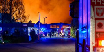 W Bramkach spłonęły hale. Na miejscu ponad 50 zastępów