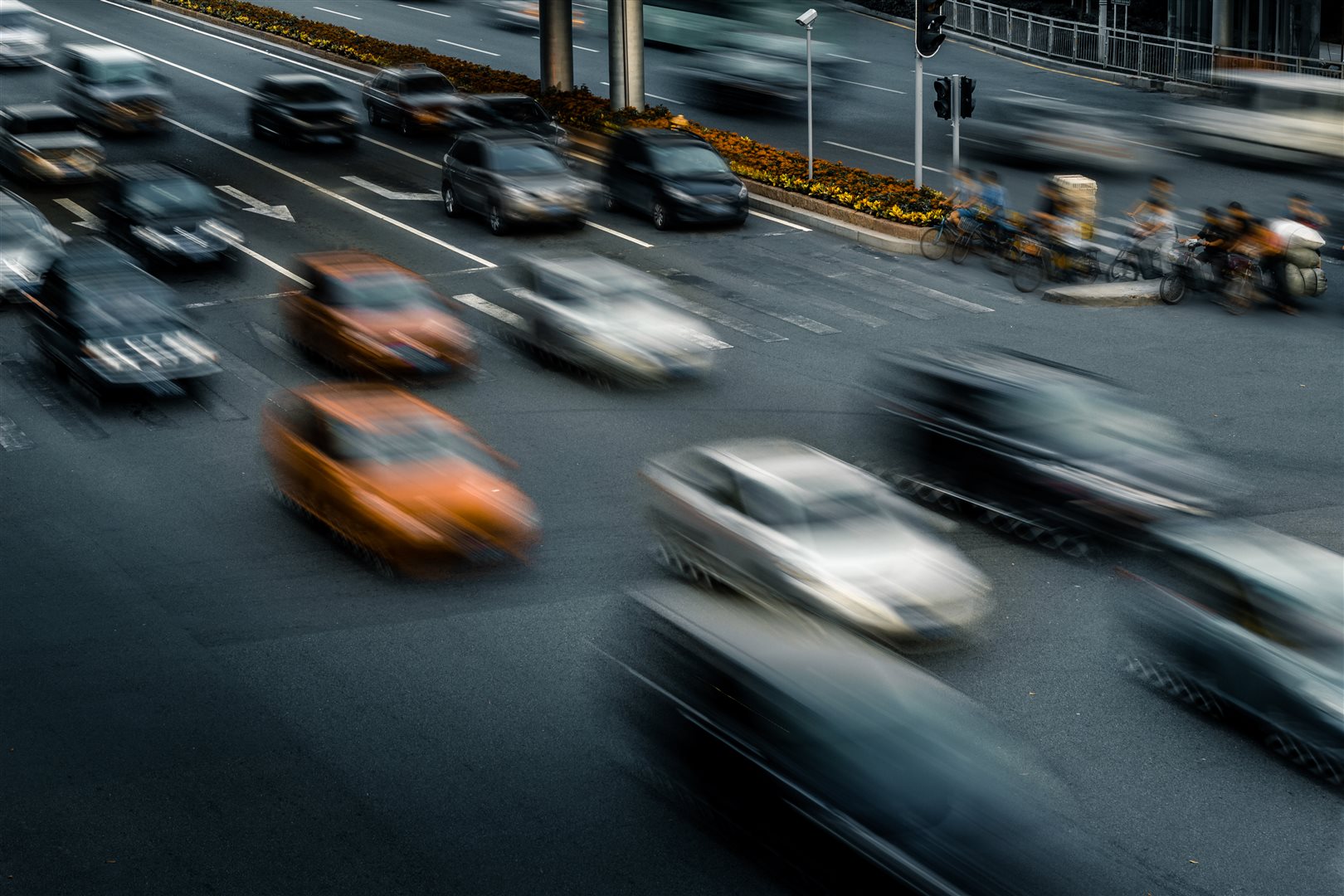 Zdarzenia drogowe na drogach lokalnych – najczęstsze przyczyny interwencji strażaków