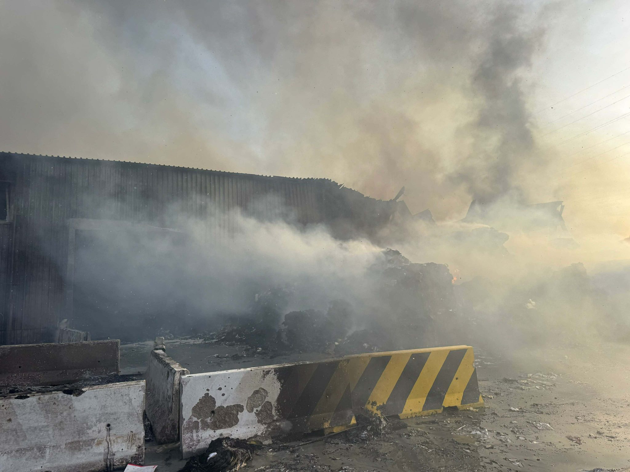 Pożar hali z makulaturą w Gdyni. Strażacy przez cały czas na miejscu
