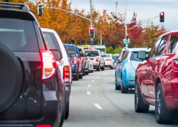 Zdarzenia drogowe na drogach lokalnych – najczęstsze przyczyny interwencji strażaków