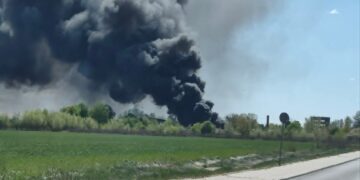 Pożar odpadów w Nowym Modlinie. Trwa akcja gaśnicza