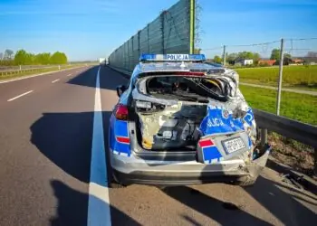 Wypadek na S12. Policjant trafił do szpitala