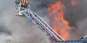 W Halinowie spłonął market. Strażacy dogaszają pożar