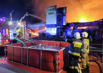 Duży pożar tartaku w Racocie. Na miejscu ponad 20 zastępów 