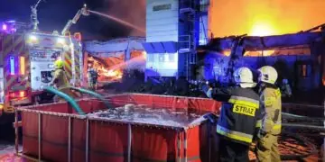 Duży pożar tartaku w Racocie. Na miejscu ponad 20 zastępów 