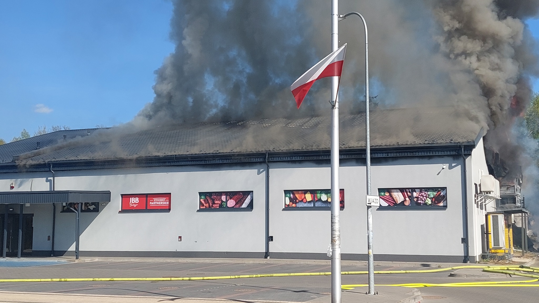 W Halinowie spłonął market. Strażacy dogaszają pożar
