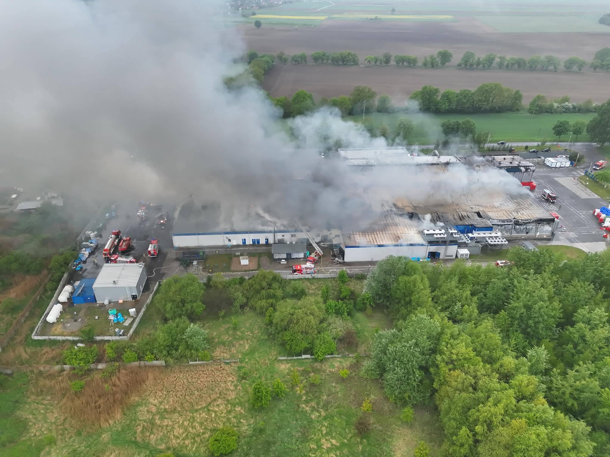 Pożar hali w Chróścinie. Z ogniem walczy ponad 40 zastępów