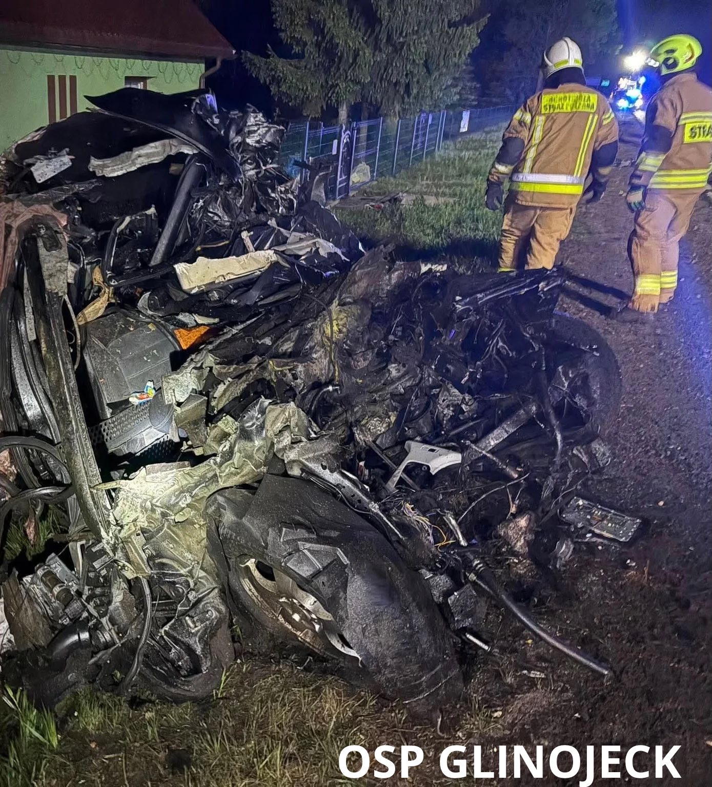 Trudna akcja strażaków po wypadku na DK60. Dwie osoby nie żyją