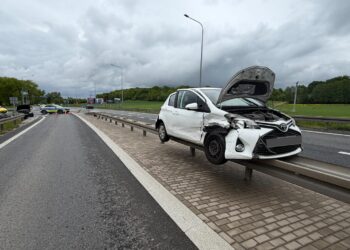 Zderzenie w Bolkowie. Samochód na barierkach – dosłownie