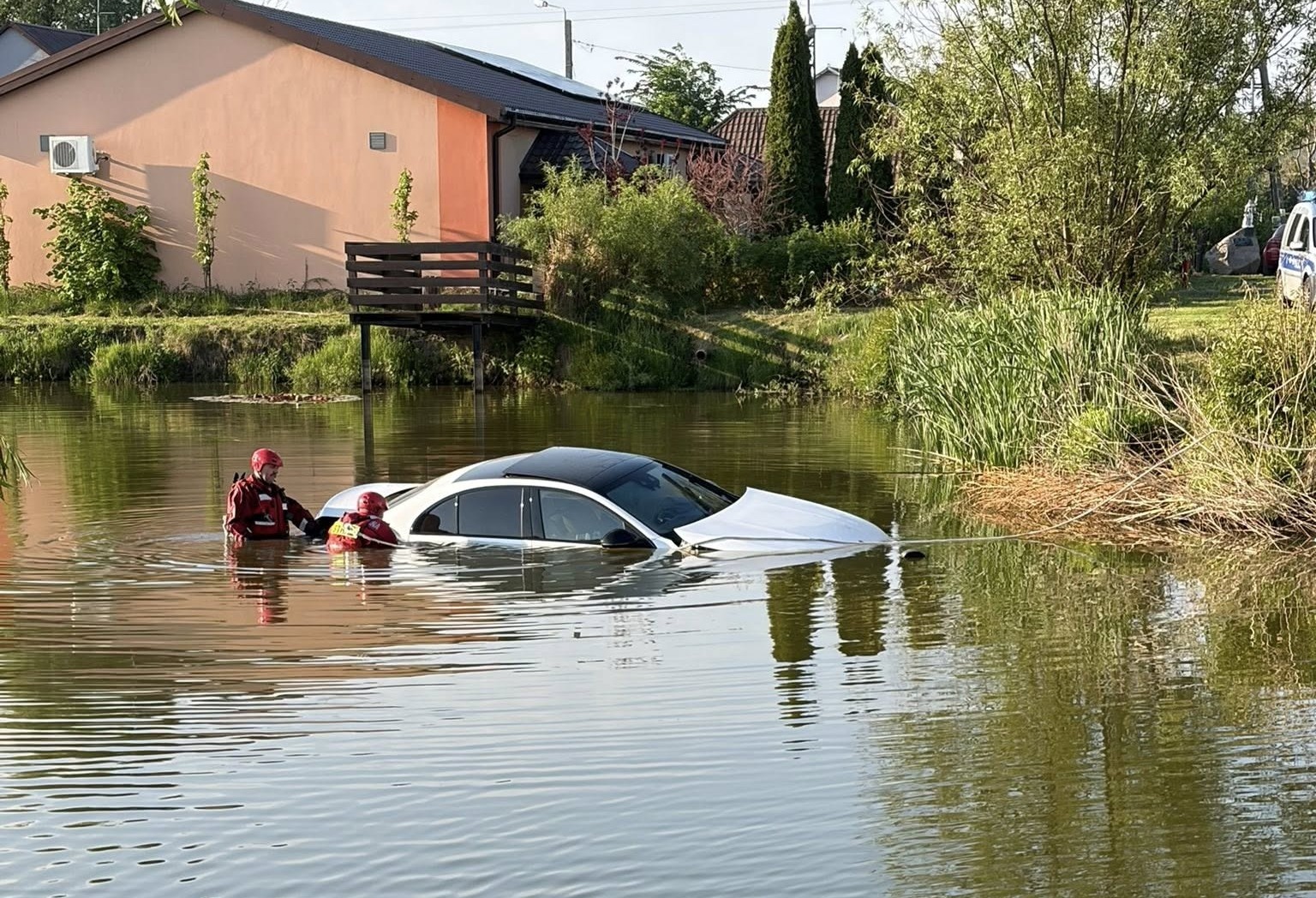 Wjechał do stawu i… dostał mandat