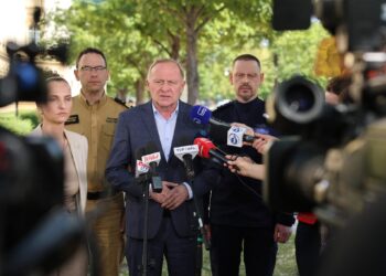 Fałszywe zgłoszenia. Premier: służby muszą zatrzymać sprawców