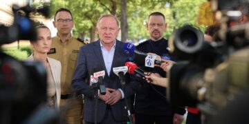 Fałszywe zgłoszenia. Premier: służby muszą zatrzymać sprawców