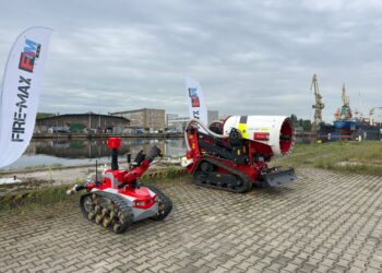Roboty gaśnicze w akcji. Pokaz nowoczesnych maszyn w porcie w Szczecinie