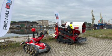 Roboty gaśnicze w akcji. Pokaz nowoczesnych maszyn w porcie w Szczecinie
