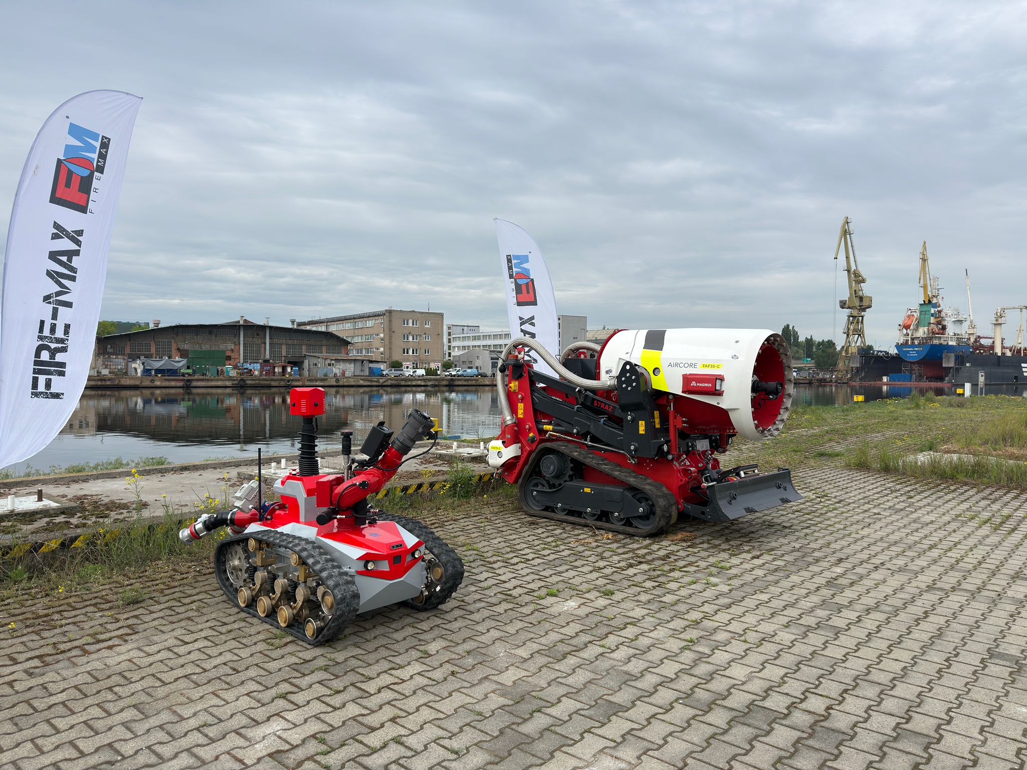 Roboty gaśnicze w akcji. Pokaz nowoczesnych maszyn w porcie w Szczecinie