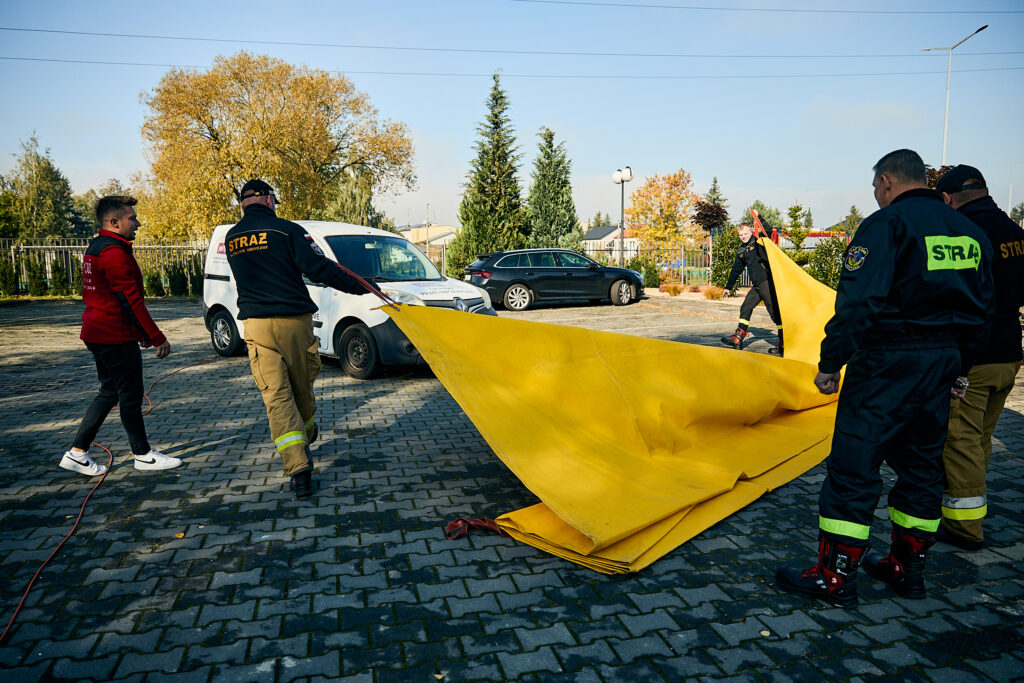 strażacy OSP podczas szkolenia z pożarów baterii litowo-jonowych