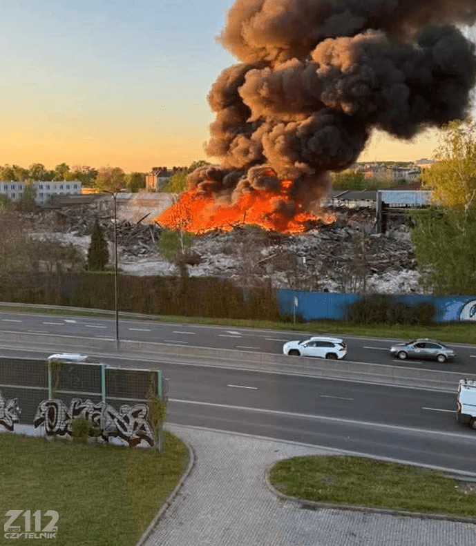 Kłęby czarnego dymu nad Gliwicami. Pożar w byłej fabryce