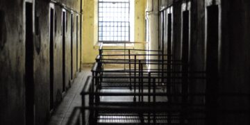 Jeden z zatrzymanych ws. fałszywych alarmów trzy tygodnie temu wyszedł z aresztu