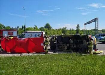 Tragiczny wypadek na obwodnicy Przemyśla. Karetka zderzyła się z osobówką