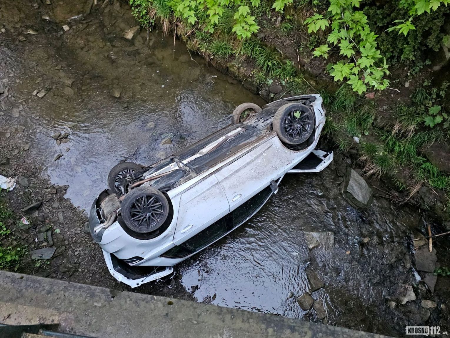 Wypadek w Lubatówce. Samochód w rzece, cztery osoby w szpitalu