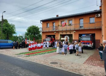 Strażacy od pokoleń tworzą ołtarze na Boże Ciało. Piękna tradycja wciąż żywa