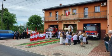 Strażacy od pokoleń tworzą ołtarze na Boże Ciało. Piękna tradycja wciąż żywa