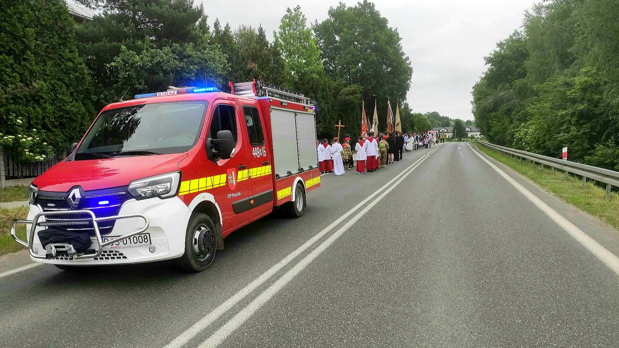 Strażacy od pokoleń tworzą ołtarze na Boże Ciało. Piękna tradycja wciąż żywa