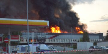 Pożar hali usługowo-magazynowej w Płocku. W akcji ponad 120 strażaków