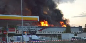 Pożar hali usługowo-magazynowej w Płocku. W akcji ponad 120 strażaków