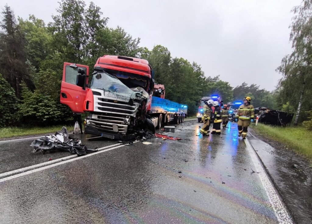 Czołowe zderzenie busa z ciężarówką na DK70