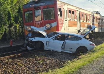 Bulowice. Wjechał Porsche wprost pod jadący pociąg