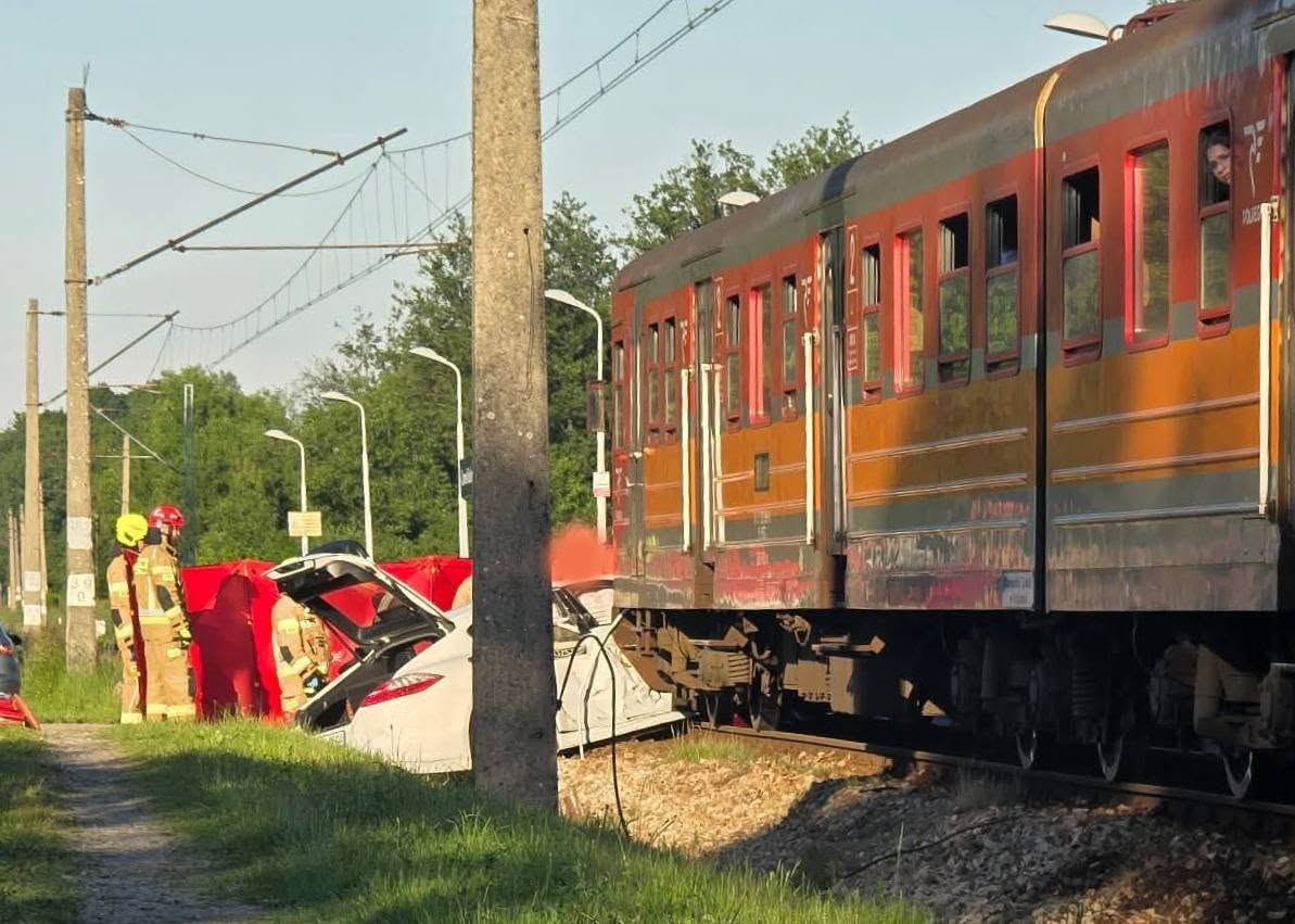 Bulowice. Wjechał Porsche wprost pod jadący pociąg