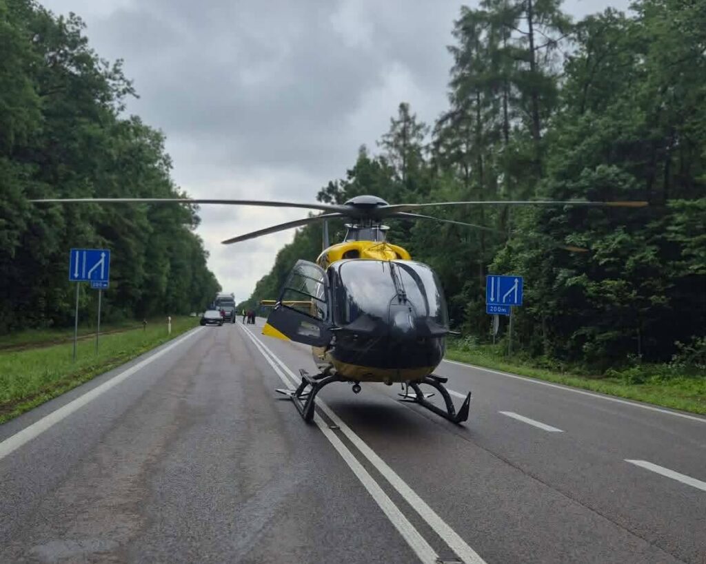 Zderzenie osobówki z ciężarówką na DK17. Wezwano LPR